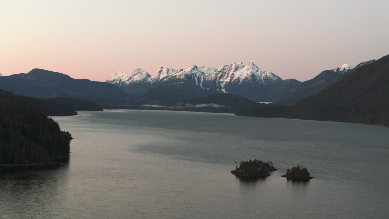 아침의 웅장함: 은 호수와 해가 뜨면 눈으로 인 산꼭대기