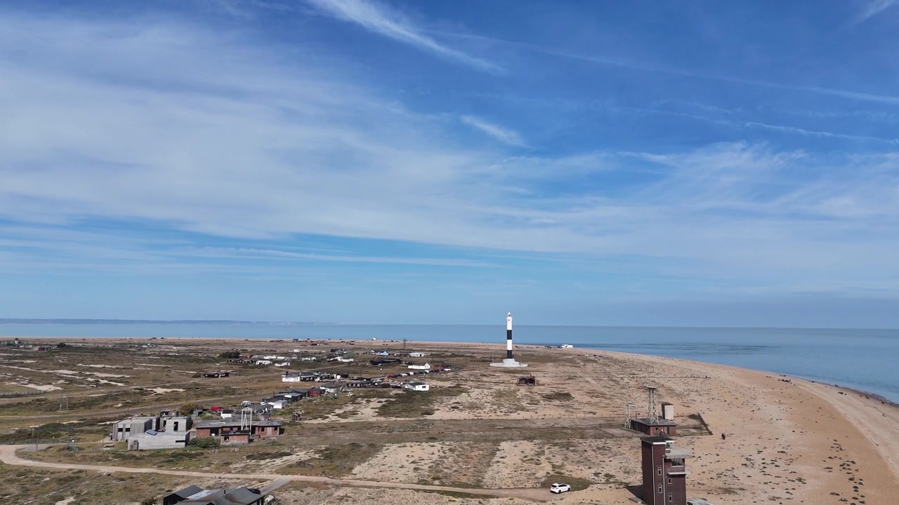 Dungeness, Kent, UK: Neuer Leuchtturm, blauer Himmel mit zarten weißen Wolken, Drohnenaufnahme