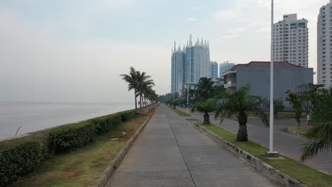 carretera costera con edificios modernos