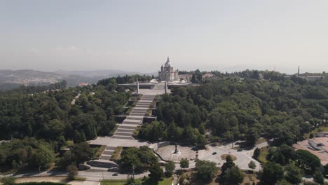 Vista-Panorámica-Aérea-Santuario-De-Nuestra-Señora-Sameiro-En-El-Paisaje-Natural,-Norte-De-Portugal