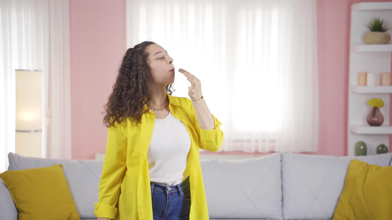 mujer joven comiendo chocolate. feliz y agradable.