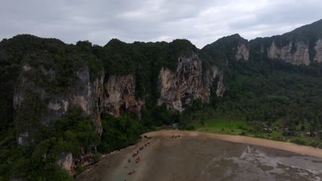 increíbles imágenes aéreas de drones de los paisajes de tailandia filmadas en 4k por railay beach