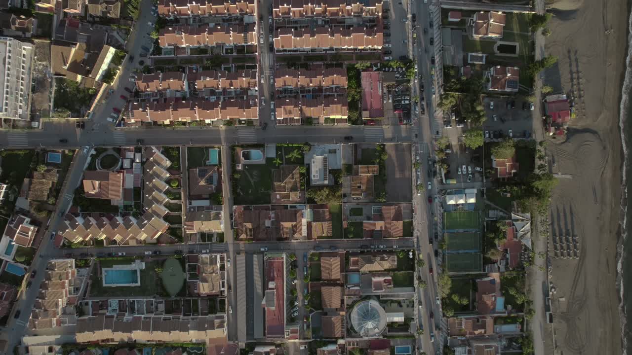 vista aérea de alto descenso sobre las casas de rincón de la victoria, málaga, españa