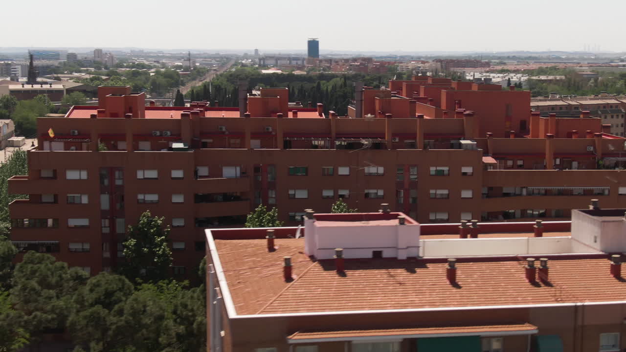 Palazzi residenziali rossi di Madrid, vista cinematografica aerea con drone