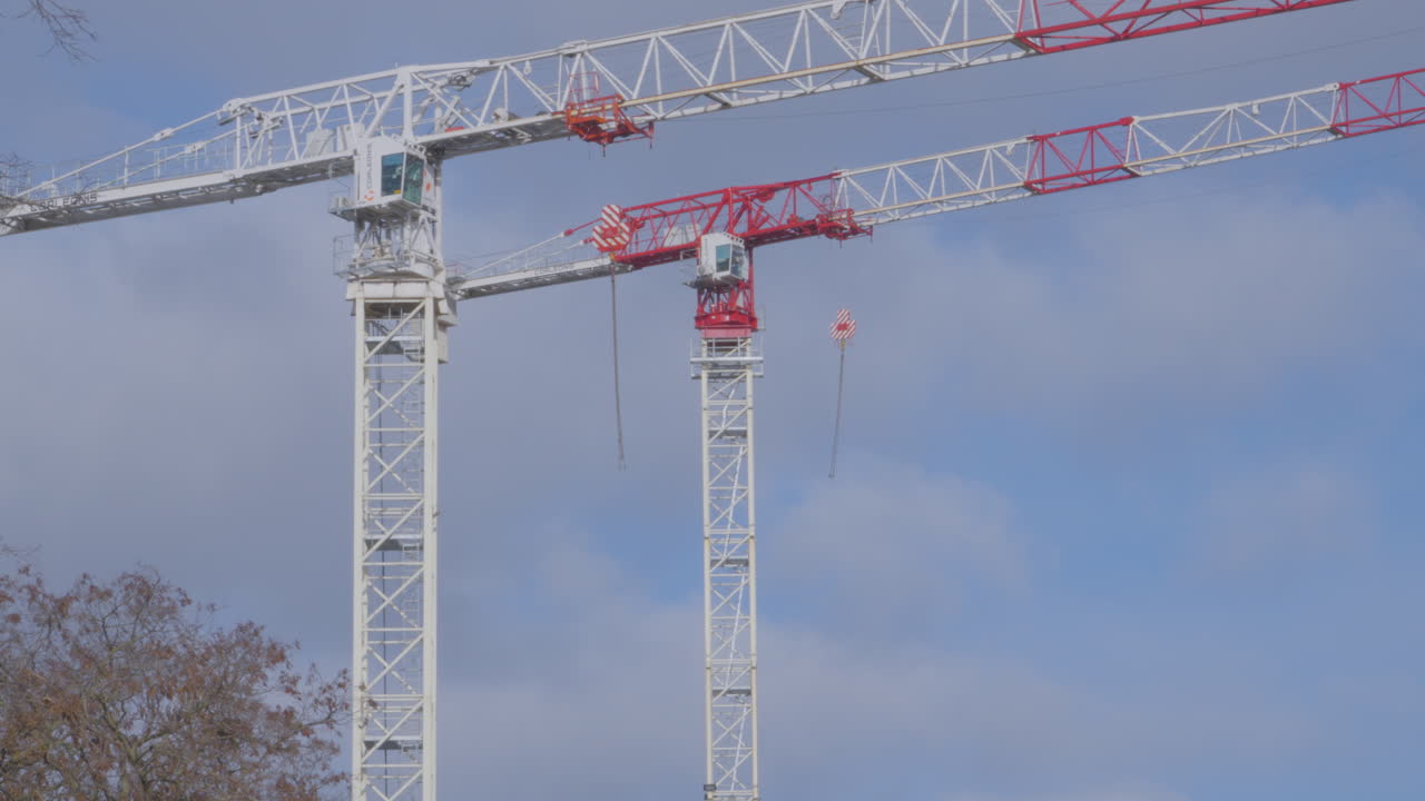 en un par de grúas de construcción en gdynia, polonia