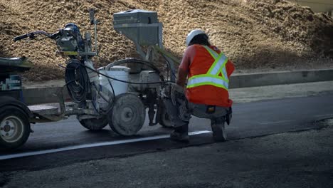 Hombre-Pintando-Y-Repavimentando-El-Asfalto-De-La-Carretera