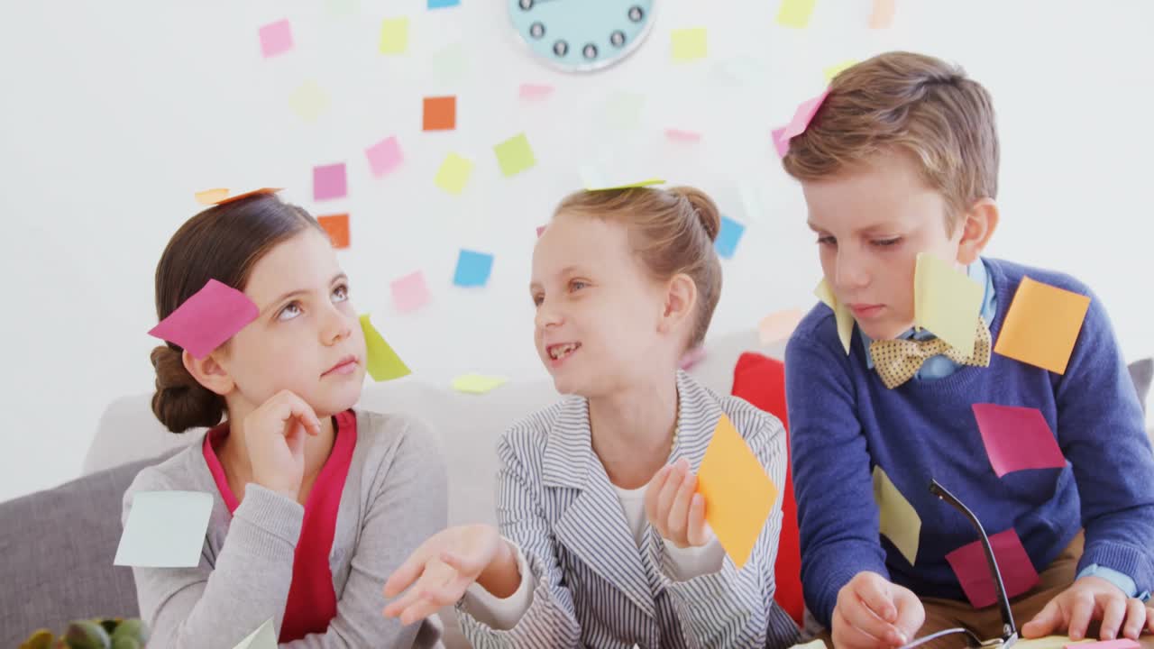 동료들과 함께 서로 논의하는 남성 임원 4k