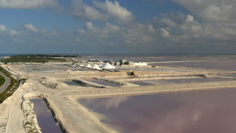 Rosafarbene-Salzverdunstungsteiche-Und-Salzhügel-Im-Meersalzgebiet-In-Mexiko