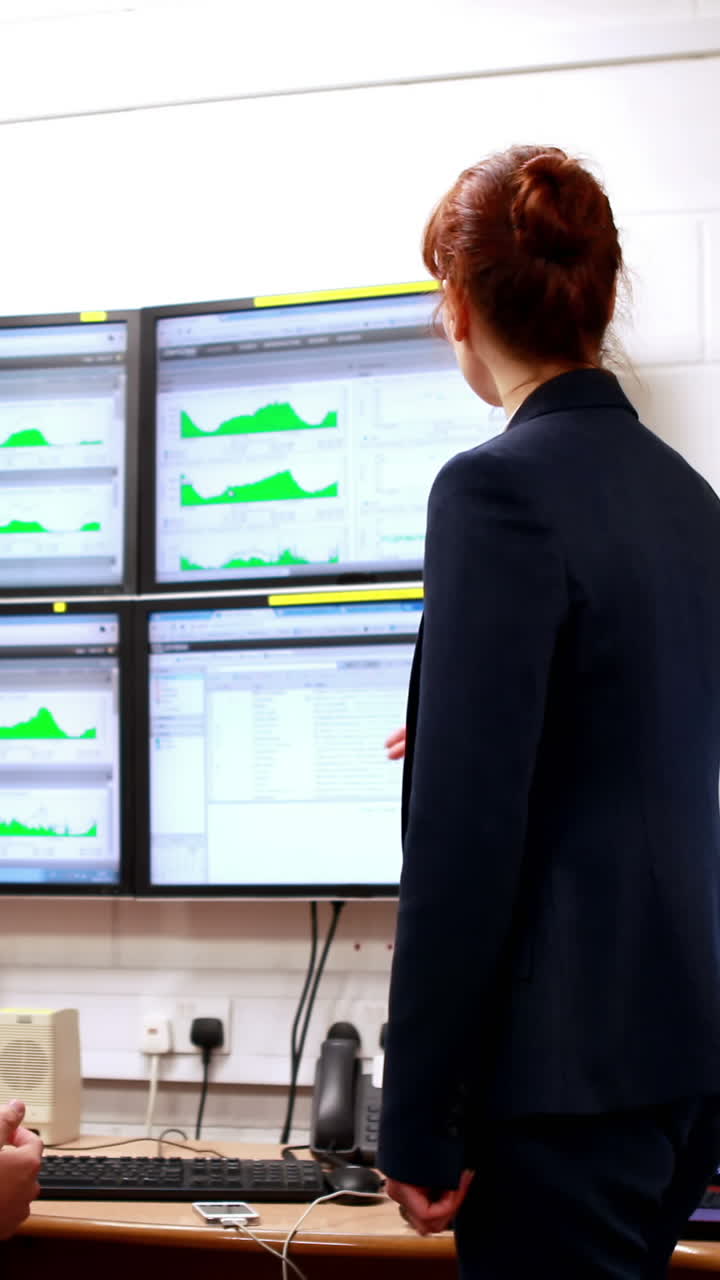 colegas del centro de datos hablando en la oficina