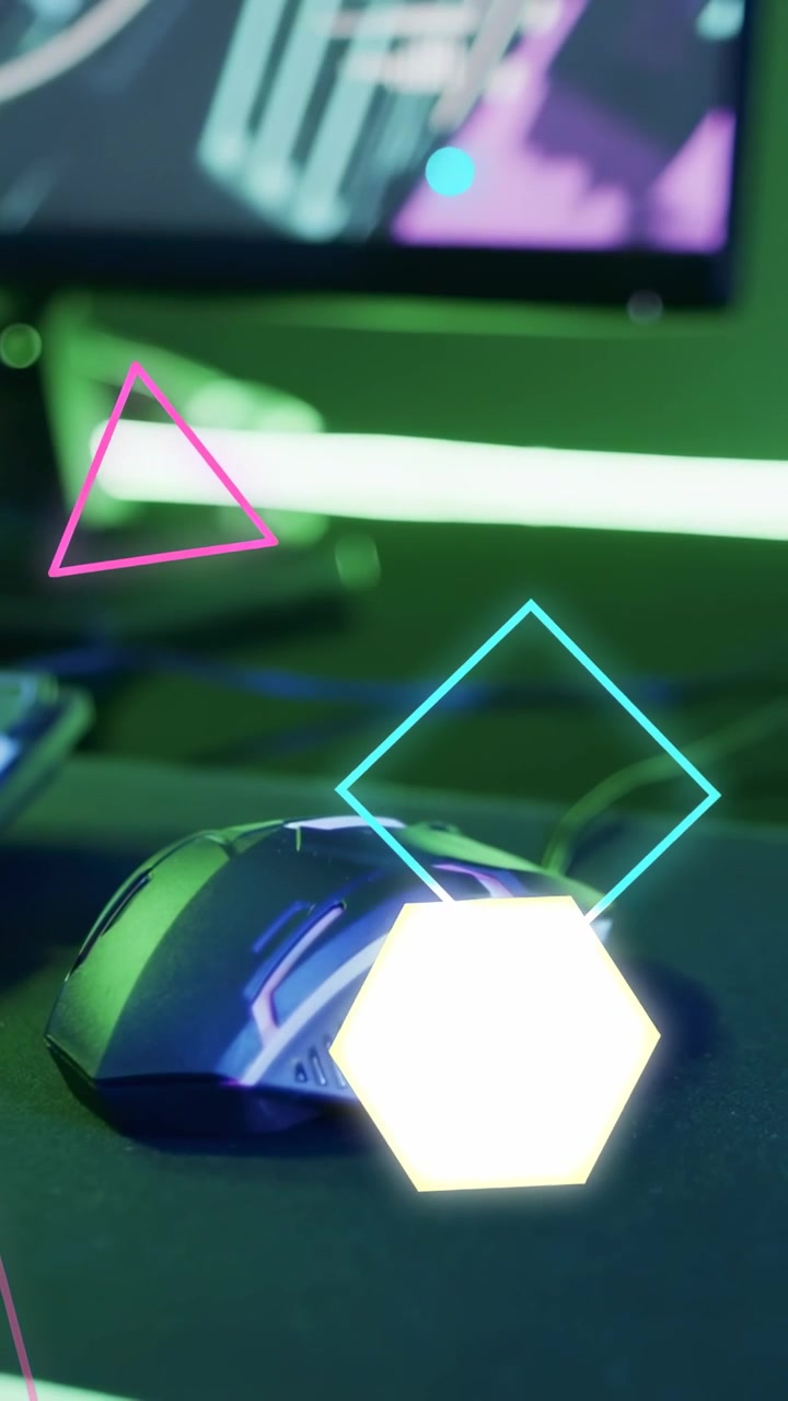 Video verticale: Dopo una pausa, forme al neon rotanti appaiono su un mouse da gaming cablato, potenziando il bagliore.