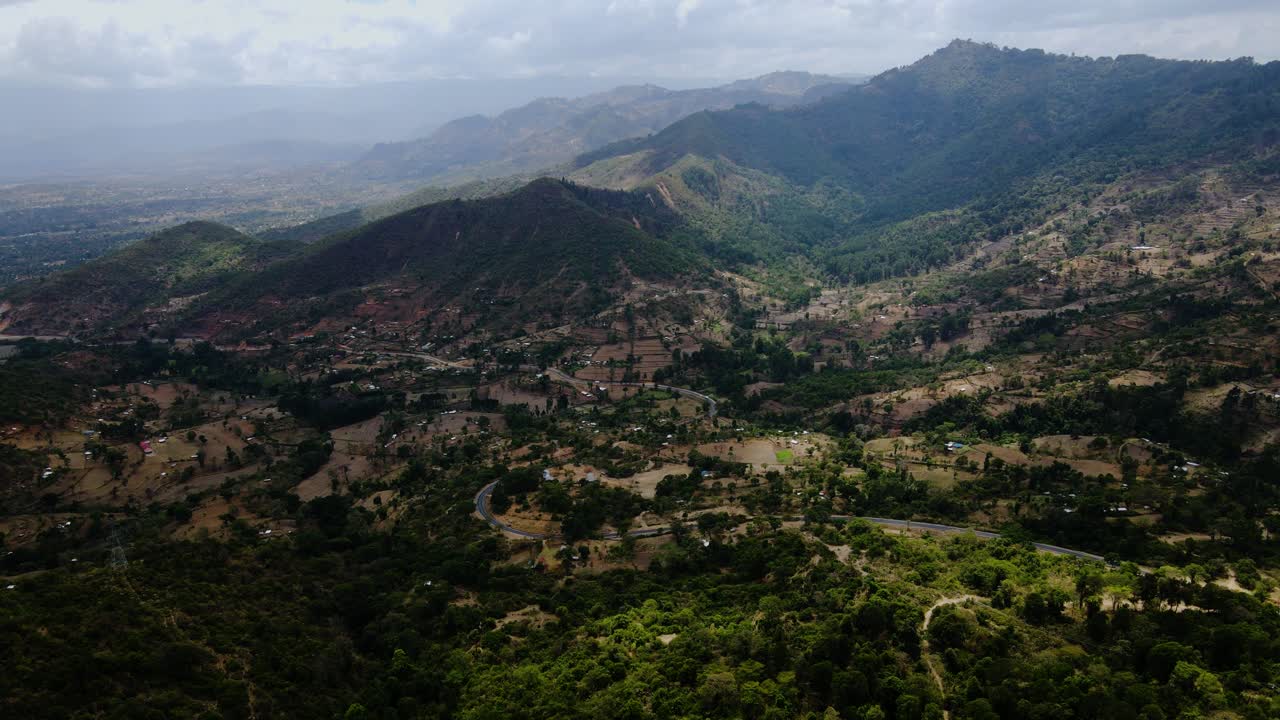 vista aérea de drones de las montañas west pokot chapalleria - kenia