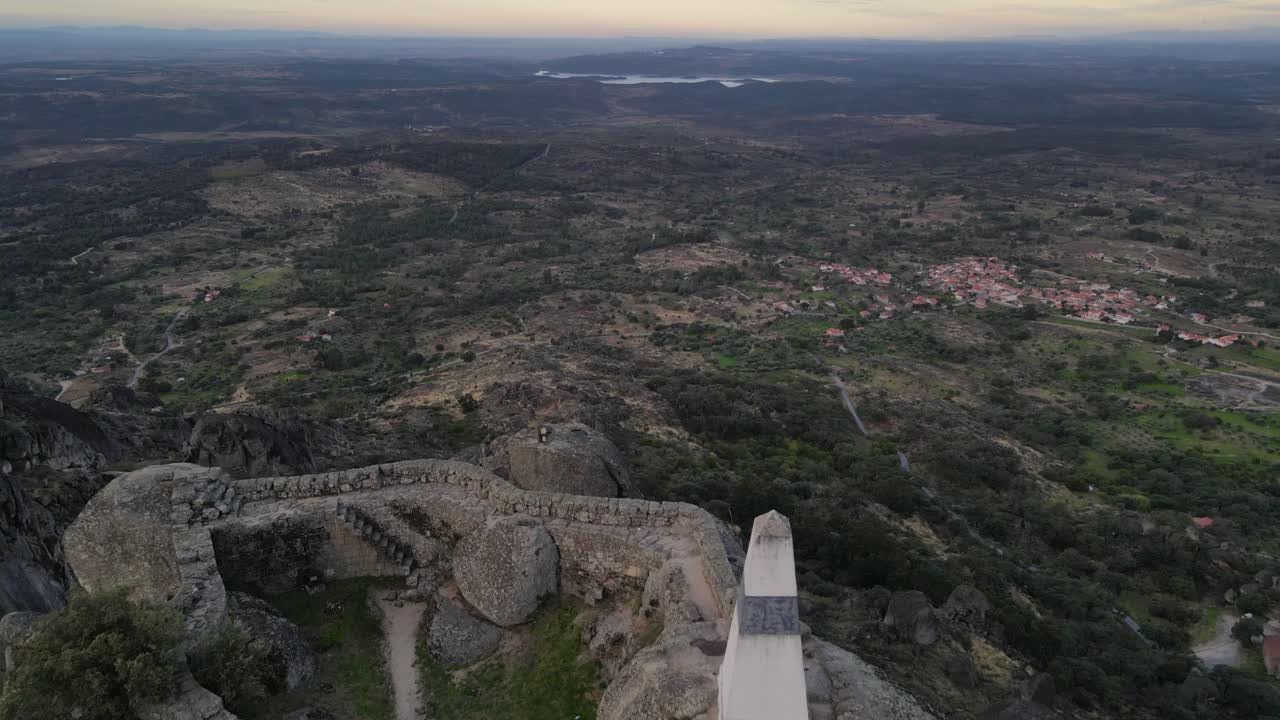 toma de drones de las áreas circundantes adyacentes al castillo de monsanto, destacando las rocas rocosas y la vegetación escasa o nula