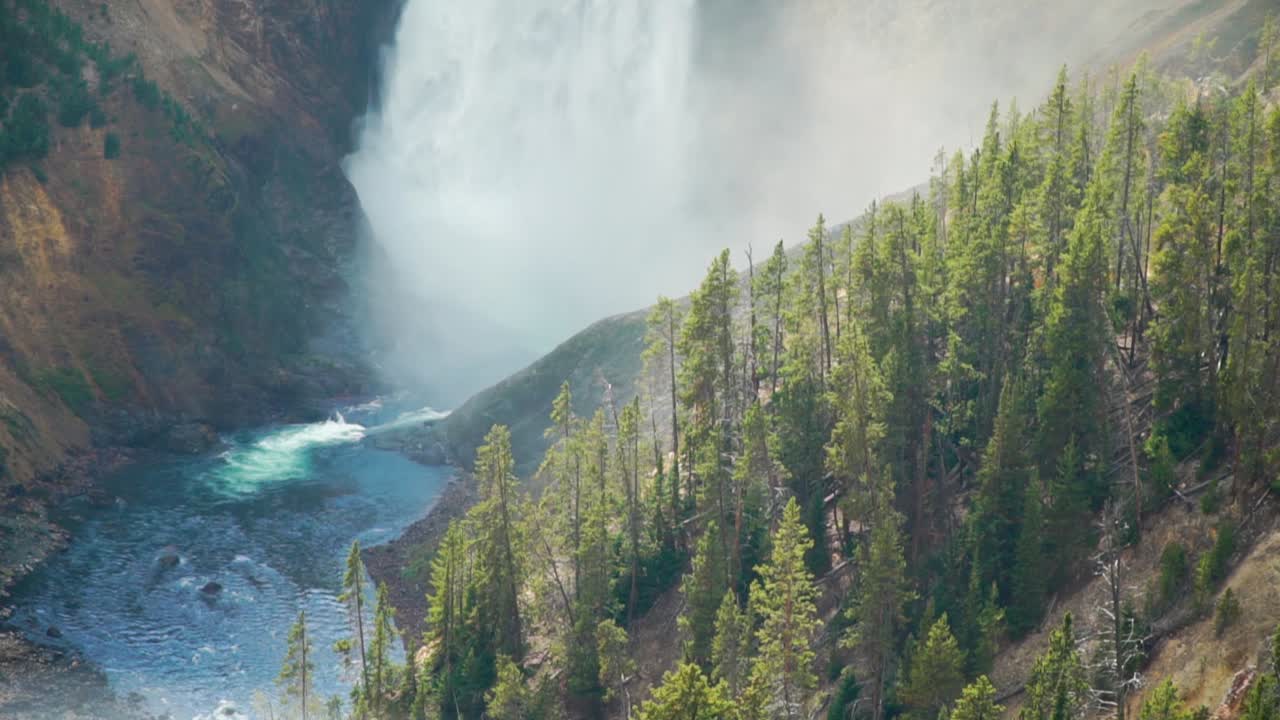 el gran cañón del parque nacional de yellowstone primer plano de las cataratas inferiores y el río que serpentea a través del colorido cañón