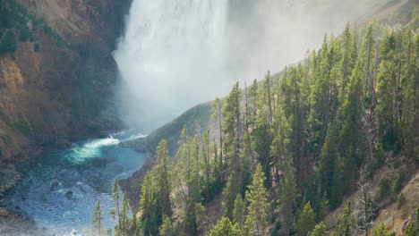 Der-Grand-Canyon-Des-Yellowstone-Nationalparks-Nahaufnahme-Der-Unteren-Wasserfälle-Und-Des-Flusses,-Der-Sich-Durch-Den-Farbenfrohen-Canyon-Schlängelt