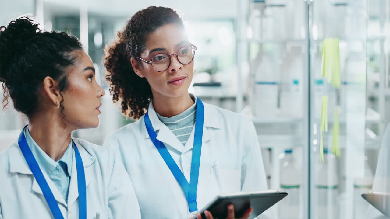 Due scienziate che lavorano in un laboratorio