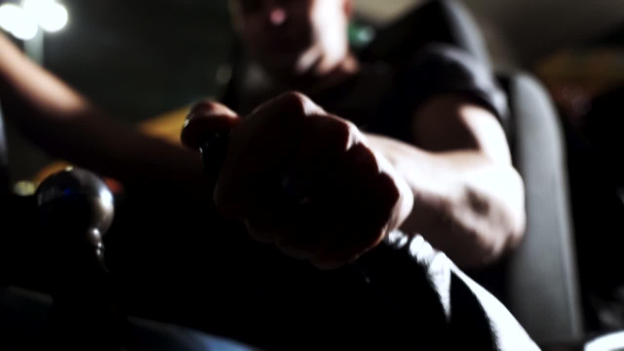 persona que conduce un automóvil por la noche