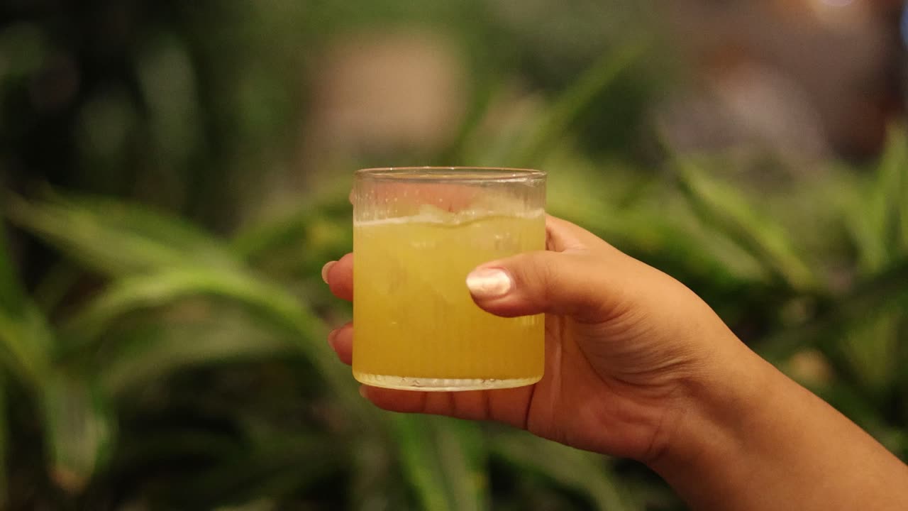 mano sosteniendo una bebida fría con hielo