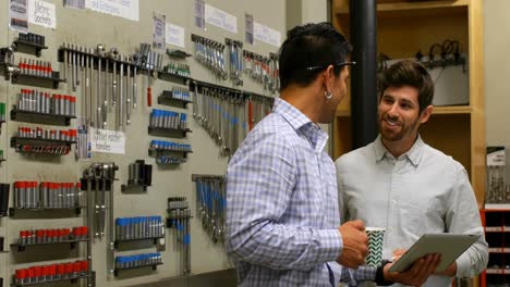 ingenieros discutiendo sobre tableta digital en el taller 4k
