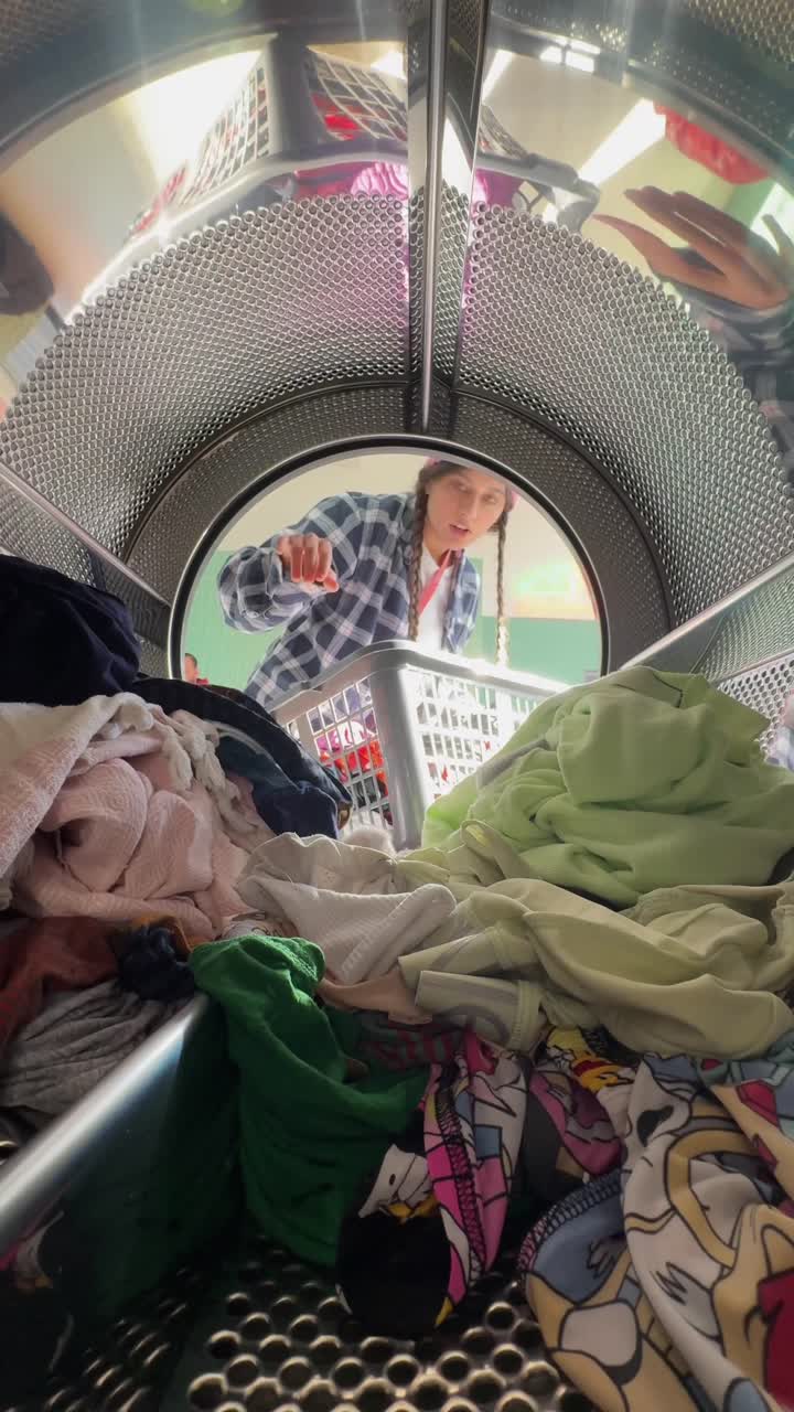 세탁기를 충전하는 것