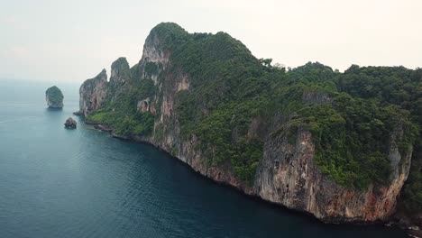 vista aérea de drones de escarpados acantilados de piedra caliza sobre el mar de andaman, tailandia