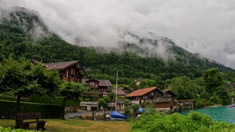 Eine-Aufnahme-Aus-Dem-Wunderschönen-Dorf-Iseltwald,-Schweiz,-Interlaken