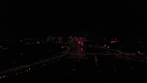 grandes fuegos artificiales en budapest el 20 de agosto fiesta nacional húngara