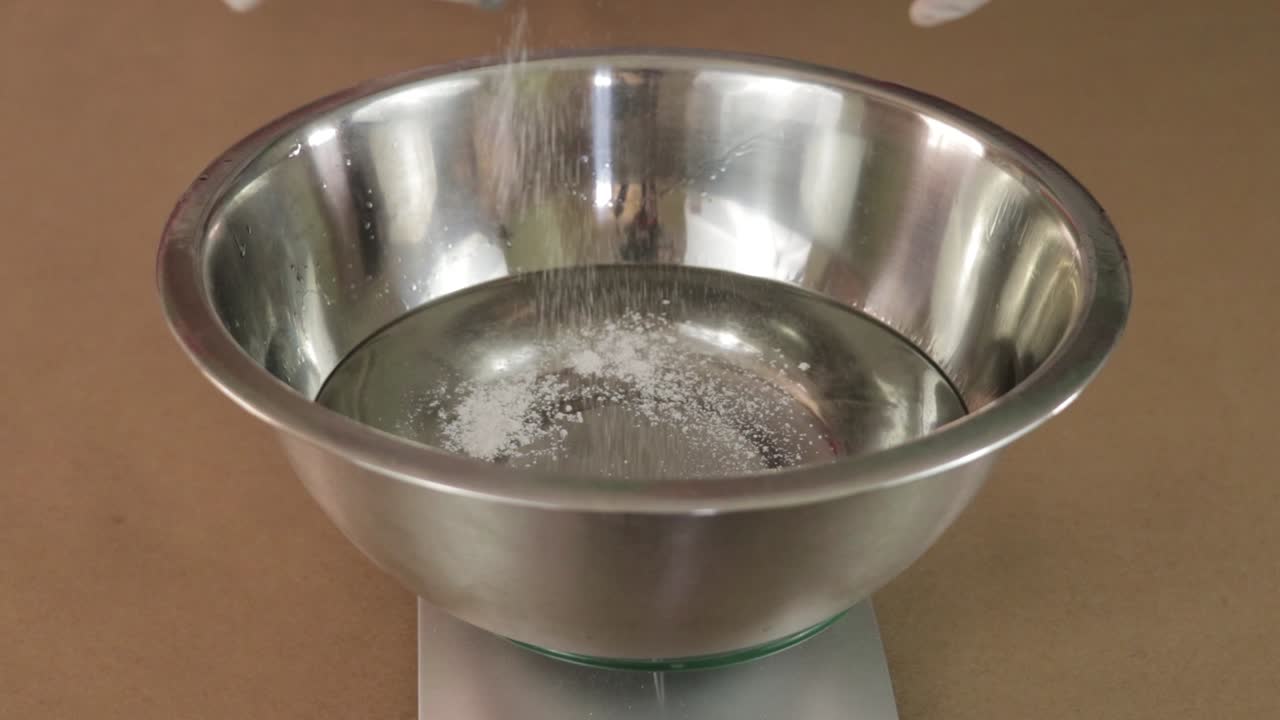 pulver in eine schüssel mit chemischen zutaten geben