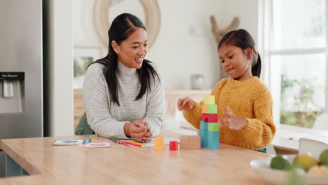 Feliz,-Bloques-De-Construcción-Y-Mamá-Con-Su-Niña