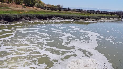el agua burbujea y hace espuma como un jacuzzi en la puerta de alcantarillado o en la salida.