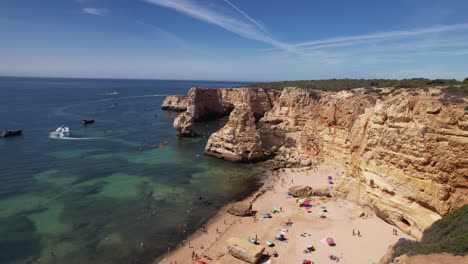 Volando-Sobre-Praia-Da-Marinha-En-Algarve,-Portugal