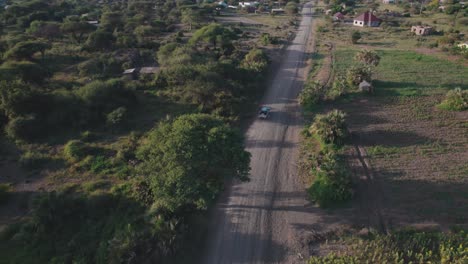 Paisaje-De-Las-Granjas-Y-La-Carretera-En-El-Pueblo-De-Chemka