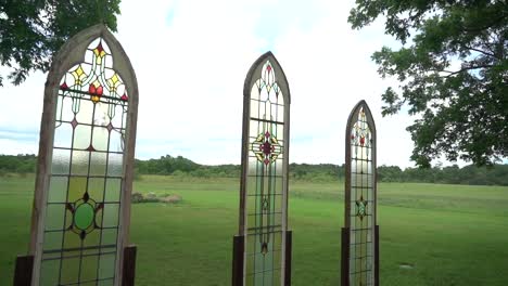 Fensterscheiben-Sitzen-In-Einem-Feld