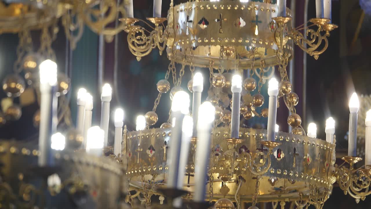 lujoso candelabro en la iglesia