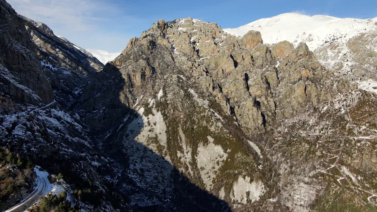 toma aérea de una montaña en los pirineos españoles.