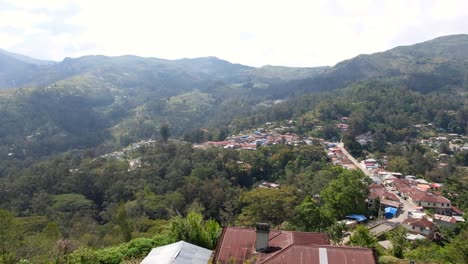 vista panorámica del accidentado paisaje montañoso y rural de la histórica ciudad de maubisse en el distrito de ainaro de timor leste, sudeste de asia