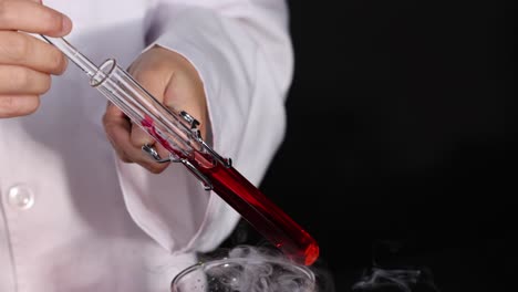 el científico lleva a cabo un experimento con hielo seco y un vaso