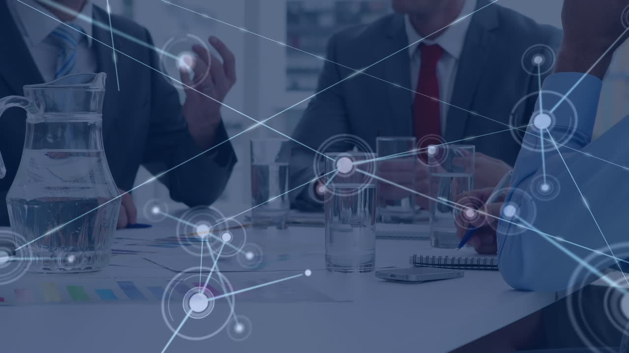 다양한 사업가들이 대화하고 일하는 중간 부분을 가로지르는 연결의 애니메이션