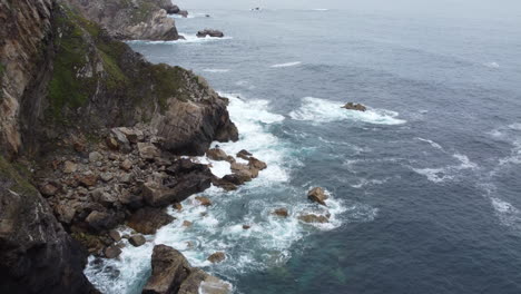 Aerial-view-of-the-sea-rounded-by-rocky-cliffs