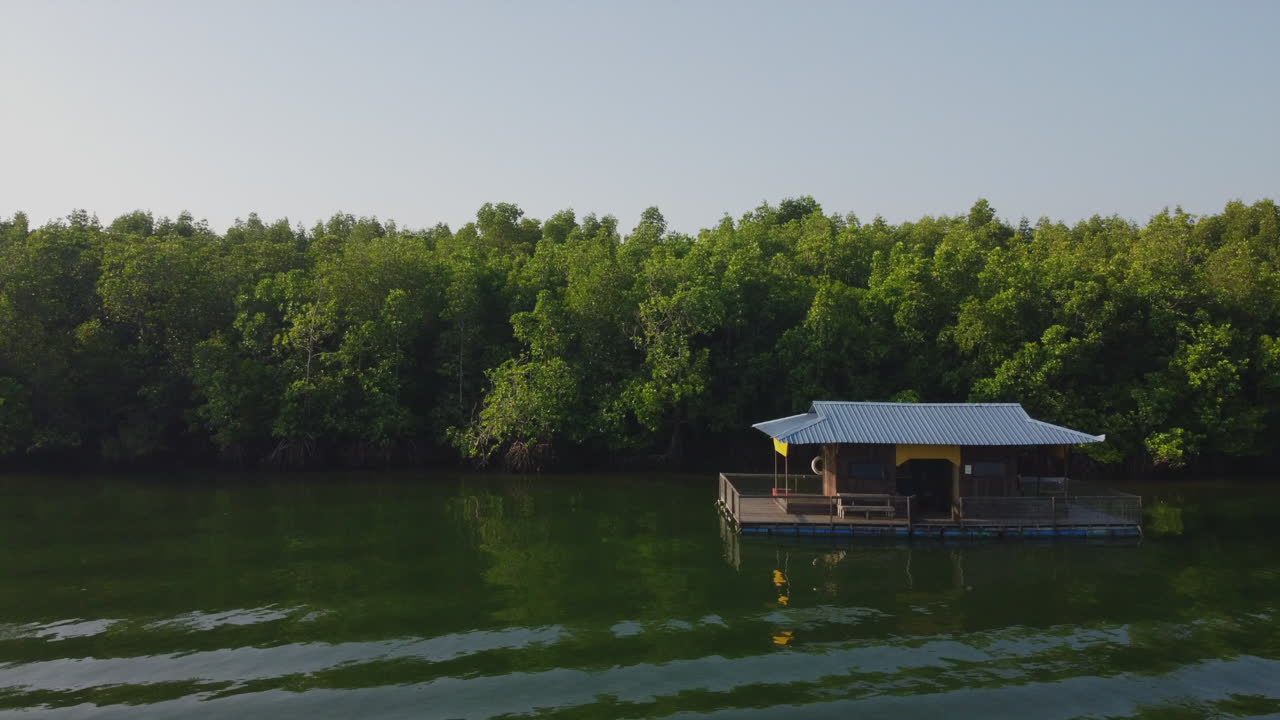 vista de drones de la casa flotante del río bagan lalang en la mañana, malasia
