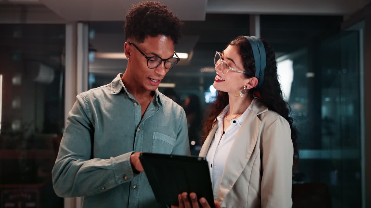 compañeros de trabajo que trabajan hasta tarde