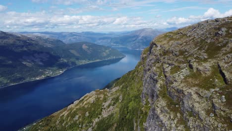 hardangerfjord sorfjorden 向 utne 从挪威的loftus上方的皇后徒步路径看到 - 从高山上的<unk>崖上从空中看到令人惊叹的景色