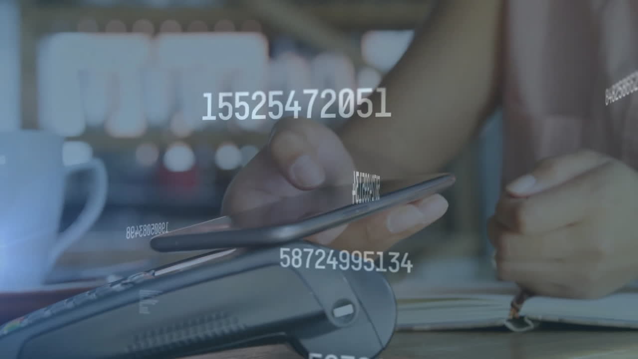 스마트폰으로 지불하는 두 인종 여성에 대한 금융 데이터 처리의 애니메이션