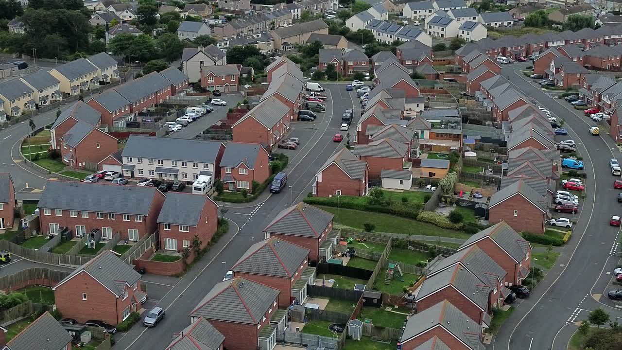 Luftfoto over Holyhead havn, forstadskvarter med murstenshuse i Nordwales