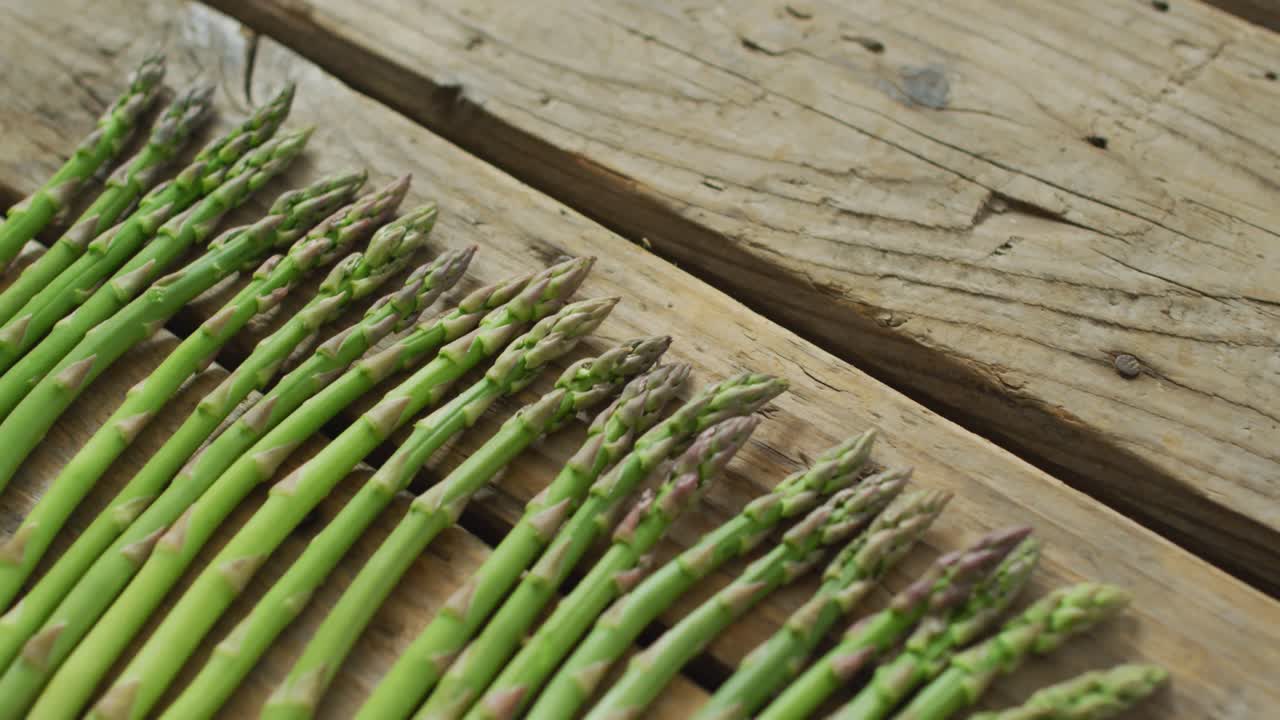 video de tallos de espárragos frescos sobre un fondo de madera