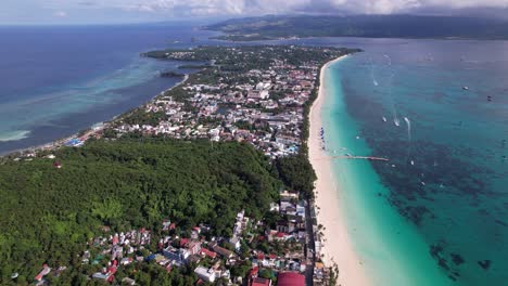 Boracay-Beach-Auf-Den-Philippinen,-Aufgenommen-Von-Einer-Drohne,-Die-Den-Wunderschönen-Weißen-Sandstrand-Und-Die-Menschen-Einfängt,-Die-Das-Paradies-Genießen