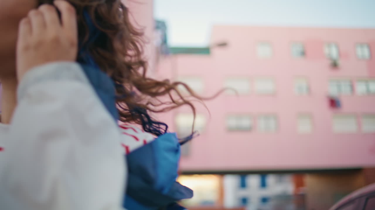 노래를 즐기는 캐주얼 소녀 이어폰 혼자 도시 동네를 고 가까운.