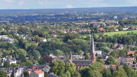 por encima de los techos, la ciudad de vaals y la lejana ciudad fronteriza de aquisgrán