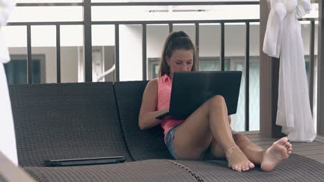 Nettes-Mädchen-In-Rosa-Top-Kratzt-Sich-Die-Nase-Und-Arbeitet-Am-Computer