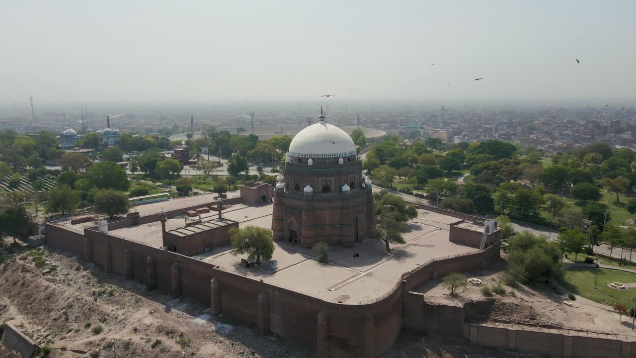 vista aérea de la tumba de hazrat shah rukn-e-alam en la ciudad de multan en punjab, pakistán