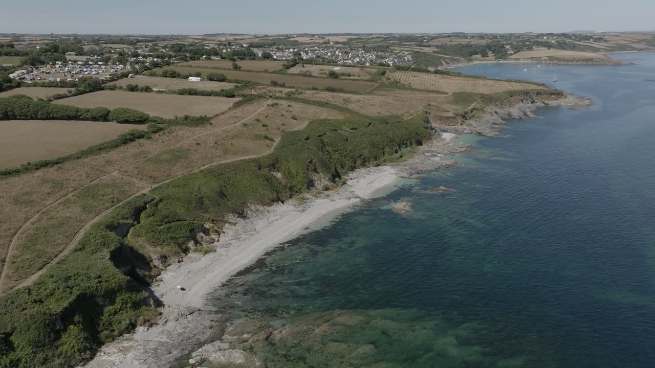 Cornwallin etelärannikko, Roseland Portscatho. Rannikko, kallioranta, kirkkaanvihreä kesäinen ilmakuva.
